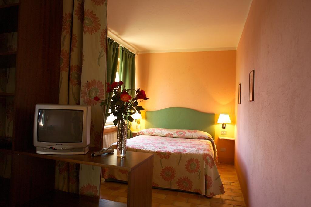 Agriturismo Il Torrione Пинероло Номер фото